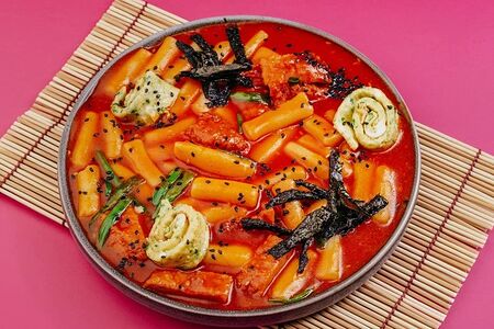 Токпокки с кнели омук и омлетом