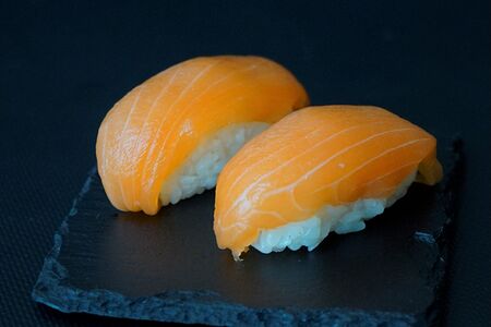Суши с лососем