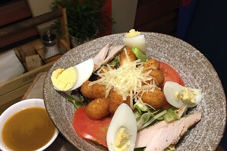 Салат с жареным сыром моцарелла