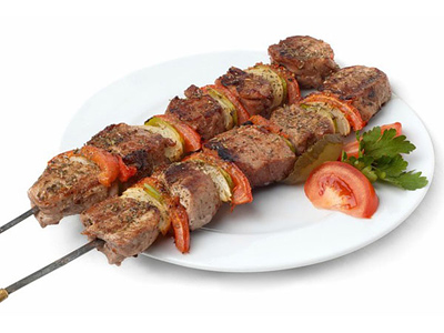 Шашлык из cвинoй лопатки с луком и помидорам