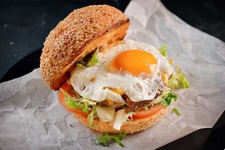 Брекфаст бургер с куриной котлетой и деревенским яйцом