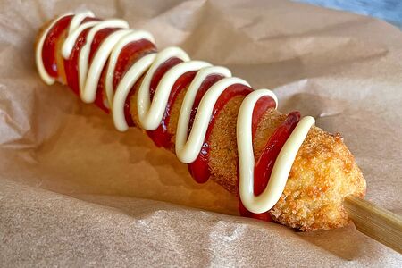 Корн-дог с сыром моцарелла