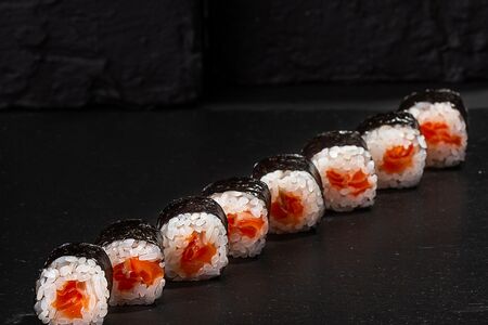 Хосомаки с лососем