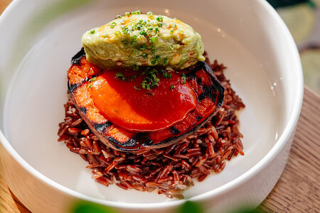 Печеный батат с диким рисом и мятым авокадо