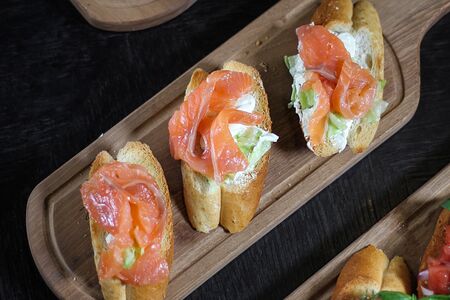 Брускетта со слабосоленым лососем и сливочным сыром