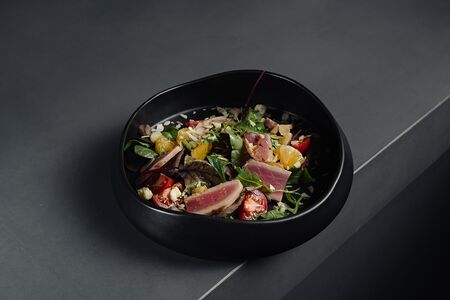 Салат с тунцом и мандарином под соусом Понзу