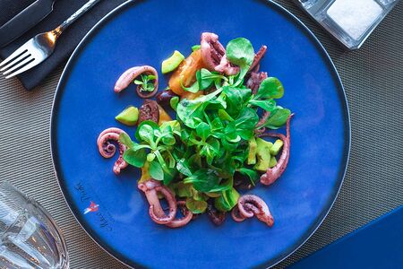 Салат с командорскими кальмарами