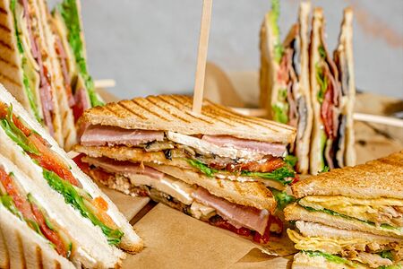 Сэндвич с курицей и яичным блинчиком