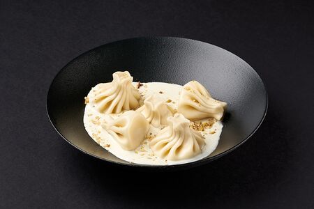 Мини-хинкали из трех видов сыра с соусом горгонзола