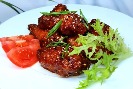 Хрустящие куриные крылышки с соусом яннём