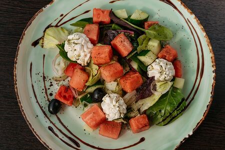Салат с арбузом и мятным соусом
