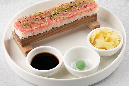 Ошидзуси из тунца с соусом спайси