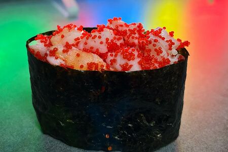 Гункан с креветкой и масагой