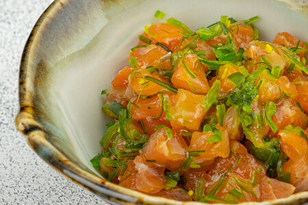 Тартар из лосося с водорослями чука