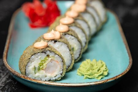 Теплый ролл с креветкой и сыром