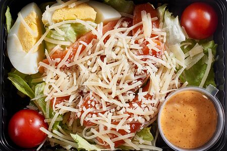 Салат Цезарь с лососем