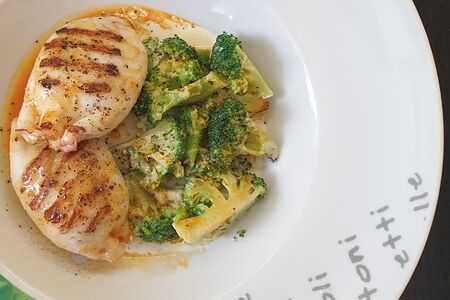 Кальмар фаршированный с облепиховым соусом