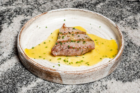 Стейк из тунца, спаржа