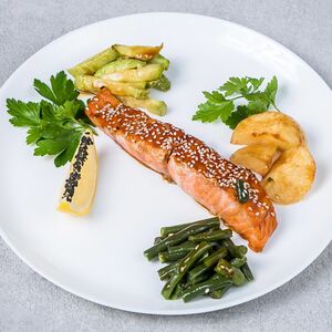 Лосось с цукини и фасолью