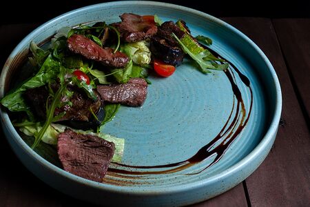 Теплый салат с говядиной