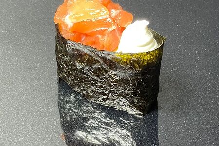 Гункан с лососем и сыром