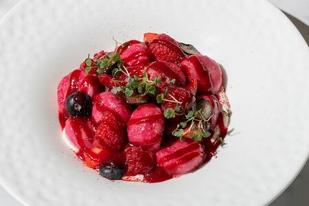 Малиновые ньокки со сметаной и сезонными ягодами