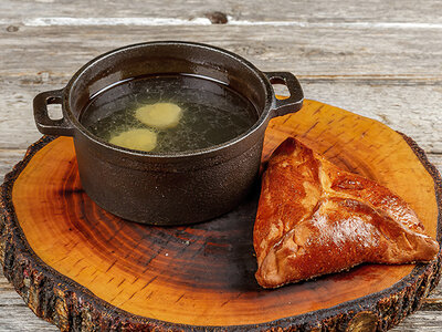 Бульон с разварной курицей, лапшой и перепелиным яйцом