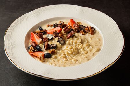 Овсяная каша с арахисовой пастой и ягодами