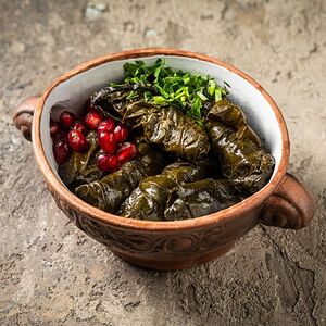 Долма с говядиной в винoградных листьях