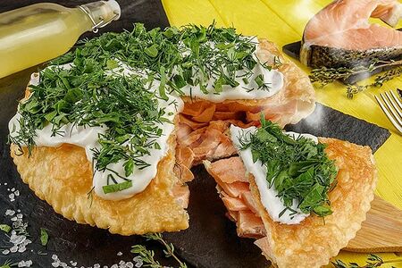 Хычин с красной рыбой + соус Сметана и зелень 