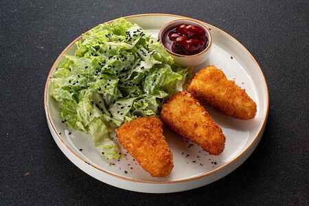 Жареный сулугуни в кляре с вареньем из кизила 