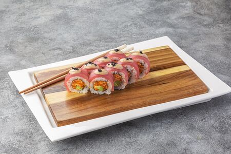 Ролл спайси лосось-краб с тунцом и ореховым соусом