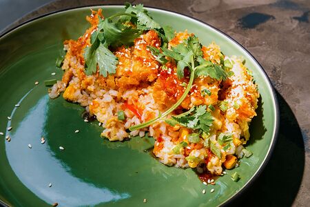 Жареный рис с курицей кацу