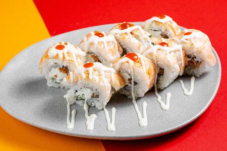 Ролл с креветкой в трюфельном соусе