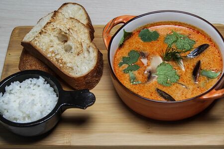 Том ям с морепродуктами