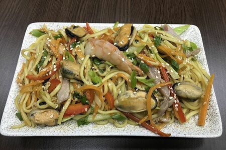 Яичная лапша с морепродуктами