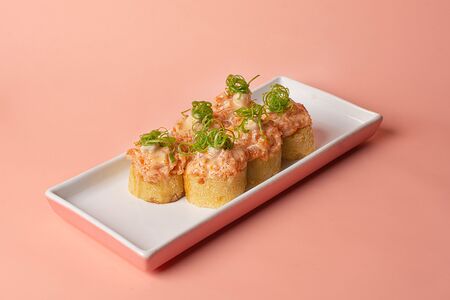 Тартар из лосося на хрустящем рисе