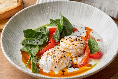 Яйца по-турецки с печеным перцем