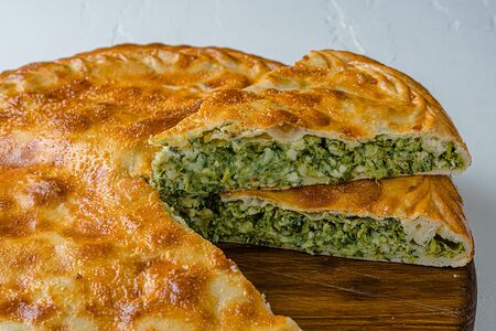 Большой пирог зелень и творог 30см