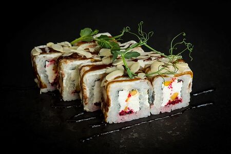 Ролл с угрем и миндалем