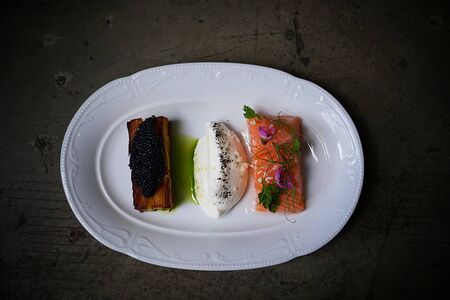 Низкотемпературный лосось, слоеный картофель, икра палтуса