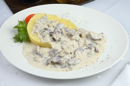 Курочка домашняя в сливках с грибами и картофельным пюре