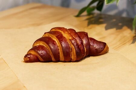 Круассан премиум с карамелью