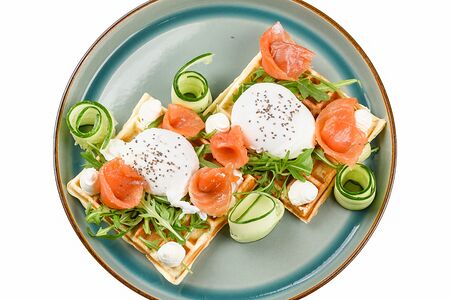 Вафля с семгой и яйцом пашот