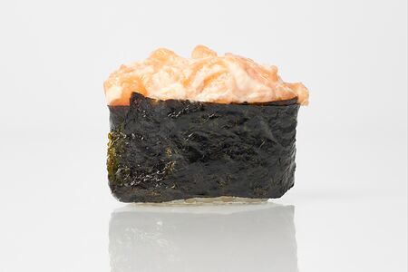 Гункан с копченым лососем