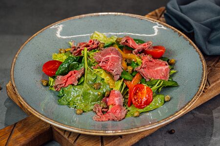 Салат с ростбифом