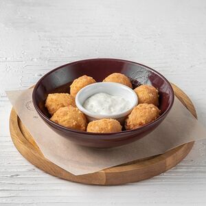 Сырные шарики с грудинкой и соусом тар-тар