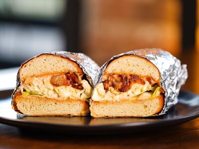 С беконом и болтуньей