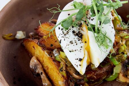 Жареный картофель с грибами и яйцом