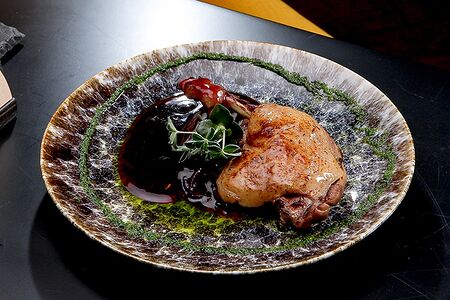 Утиная ножка конфи с грушей